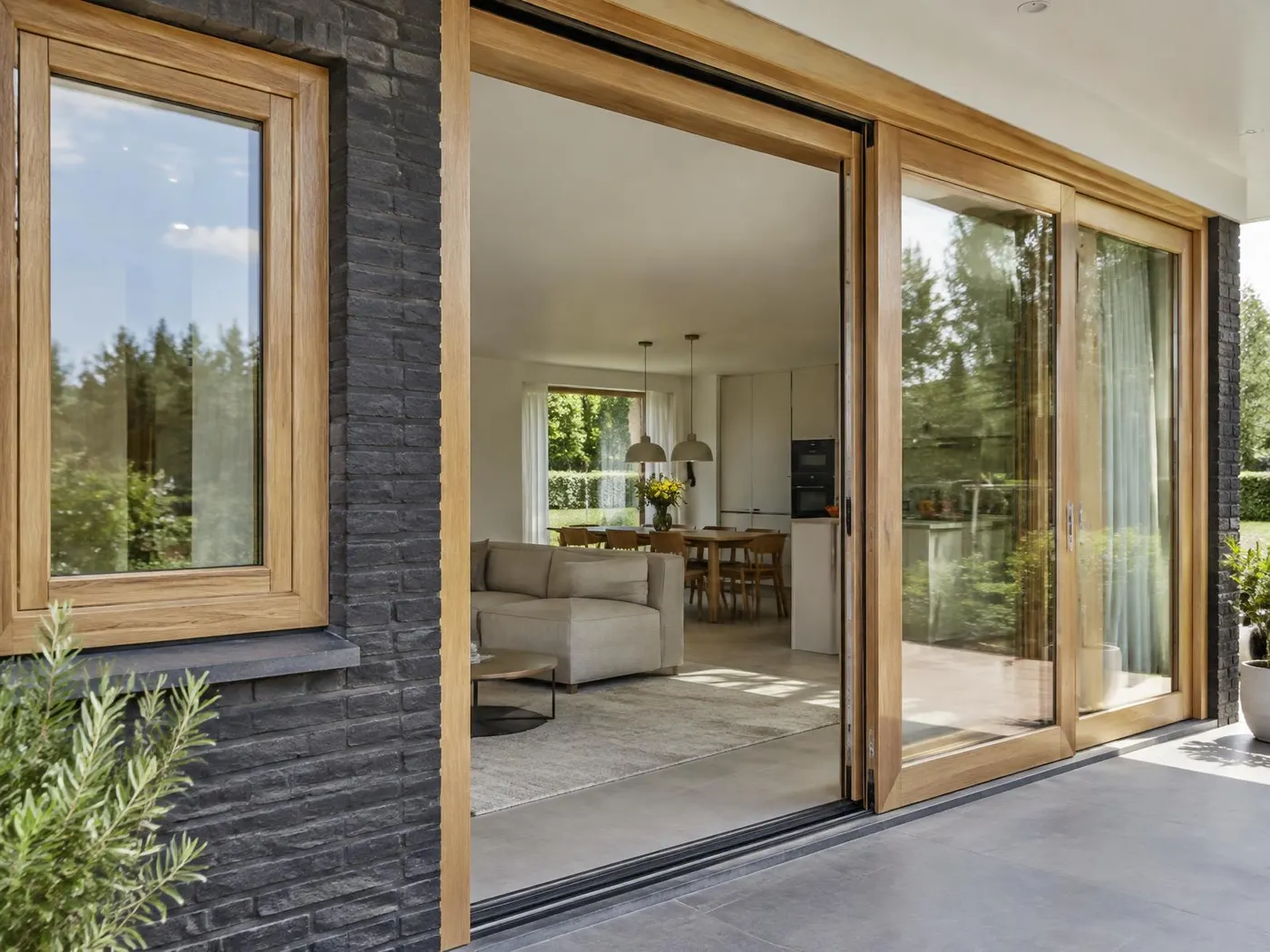 Houten buitenkozijnen en houten schuifpui in een moderne woning